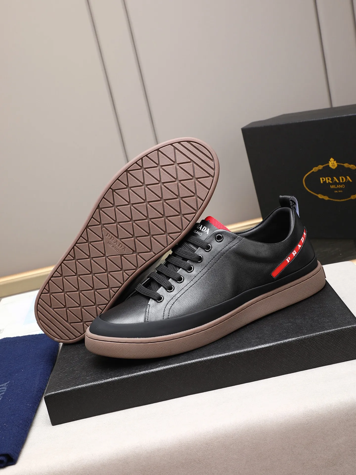 Men's shoes💰420💰 Brand: PRADA (Prada) Standard code: Men's code 38–44 (45 can be customized) Material: Original cowhide, breathable sheep lining Special outsole Style category: Men's fashionable casual sneakers Low-key luxury! Color: actual picture color
